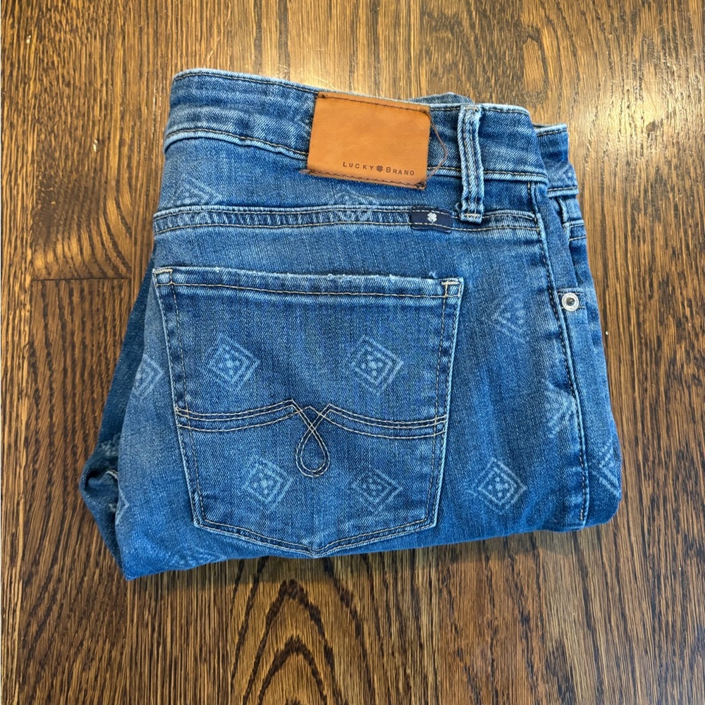 Sz 10/30 Lolita capri (full length on me) medium wash Lucky Brand denim.
